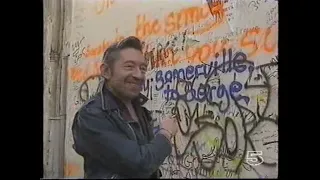 Serge Gainsbourg devant son mur, rue de Verneuil, Paris - 1990