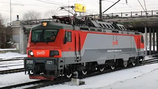 Электровоз ЭП20-027 выезжает из локомотивного депо ТЧЭ-6 Москва-Сортировочная-Рязанская.