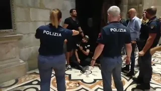 Prende in ostaggio un vigilante al Duomo di Milano