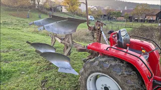 Antonio carraro plowing with Lemken D 25/50