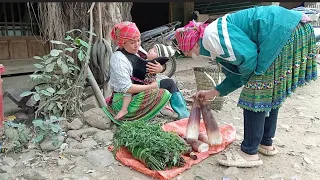 Mother and son went digging bamboo shoots and picking vegetables to sell