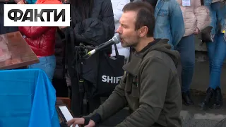 Вакарчук заспівав у Львові, щоб підтримати тих, хто тікав від війни