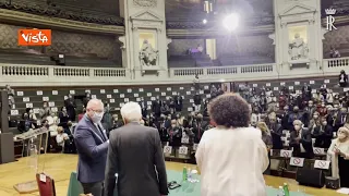 Il lunghissimo applauso della Sorbona di Parigi al discorso di Mattarella