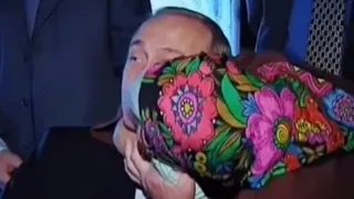 Путина целует бабка
