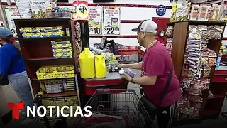 La inflación obliga a compradores latinos a cambiar sus hábitos de consumo | Noticias Telemundo