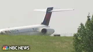 Delta jet makes emergency landing without nose gear