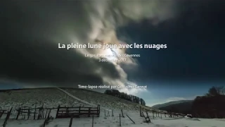 La pleine lune joue avec les nuages