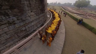 Монахи поют мантры у ступы Будды, город Сарнат, Индия - 360-видео на insta360oneX
