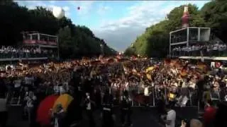 K'naan  waving flag - Public show in Berlin