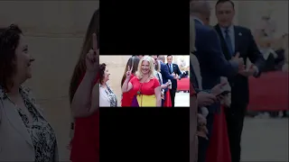 CONCEJALA DE PODEMOS RECIBE A LA REINA LETIZIA VESTIDA DE BANDERA REPÚBLICANA