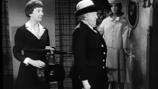 Margaret Rutherford, Lucy Griffiths in: "Murder Ahoy!" (Pollock, 1965)