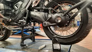 BMW R 1300 GS Oil change in rear angular gearbox