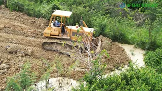 Nice Processing Safety Operator Dozer Techniques Pushing Soil Pouring Land & Dump Truck Dumping Dirt