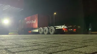 Погрузка 20 футовых контейнеров ночью на контейнеровоз