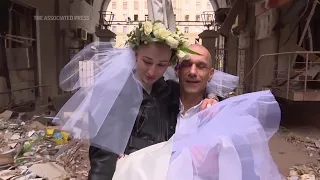 Ukrainian medics get married amid destruction