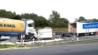 Massive Zerstörung: Vier LKW und ein PKW auf A61 verunfallt - Zwei Personen eingeklemmt | 30.05.2022