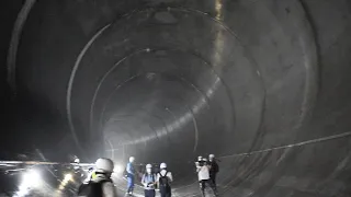 岩盤から光　天ケ瀬ダムで水路トンネルが貫通