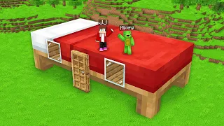 How Mikey and JJ Built a HOUSE Inside a GIANT BED in Minecraft (Maizen)