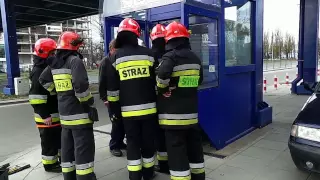 Strażacy z JRG 5 podczas akcji uwalniania zatrzasnietych ludzi w windzie na kładce.