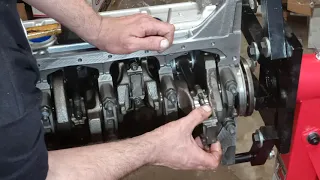 Jeep 4.0 engine rebuild: PART 25, piston install. seat them. bearing cap install and torque specs