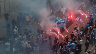 Napoli, l'esultanza dei tifosi all'esterno del "Maradona" dopo il gol del vantaggio
