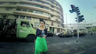 A girl walks around the streets of Mumbai for 1 hour