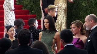 Kendall Jenner & Justin Bieber crosses path at Met Gala 2015 w/ Miranda Kerr