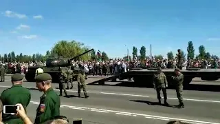 Упал танк на параде в Курске