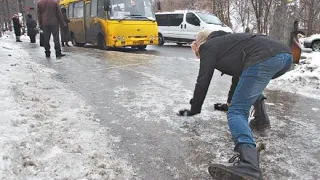 ГОЛОЛЁД В УКРАИНЕ | Киев и Харьков покрылся льдом | Аварии, ДТП, видео очевидцев