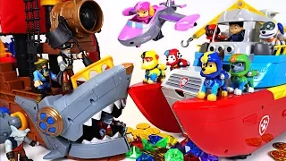 Treasure was stolen! Shark Bite Pirate ship VS Paw Patrol transforming sea patroller - DuDuPopTOY