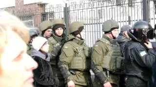 Під російським посольством намагалися затримати активістів
