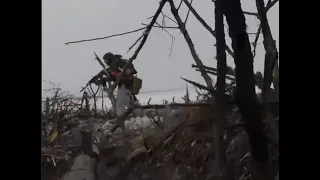 Украинский солдат, в одиночку, уничтожает российских оккупантов
