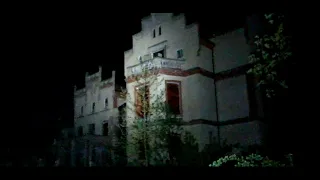 Opuszczony, pięknej budowy pałac z XIX w - pałac przy stawie. Nocna wyprawa - URBEX.