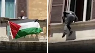 Ex deputato sale sul cornicione di Montecitorio e appende una bandiera della Palestina: «Fermat...