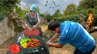 LIFE in the Mountains - Turkish Style Raw Meatballs in the Forest