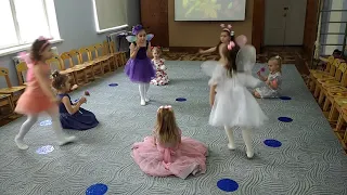 "Танец цветов и бабочек" Евтодьевой Аллы / ст. гр/