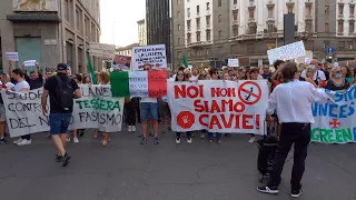 Il corteo dei No Green Pass, la manifestazione attraversa Milano (4 settembre 2021)