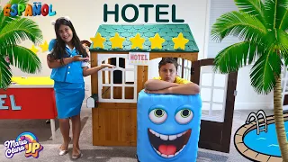 Maria Clara y JP juegan en un hotel de 5 estrellas  Pretends to Play with JP in the Hotel