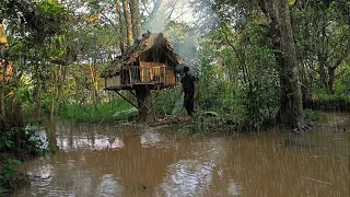 BERKEMAH HUJAN DERAS,MEMBANGUN RUMAH POHON YANG NYAMAN DI PINGGIR SUNGAI -MANCING IKAN DAN BELUT