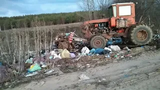 ДТ-75 НА КОЛЕСАХ. Запуск после зимы, сгортаем мусор, переворачиваем машину.