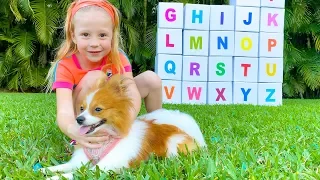 Nastya y sus papá están estudiando el alfabeto inglés