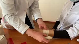 Техника наложения спиральной повязки на средний палец.