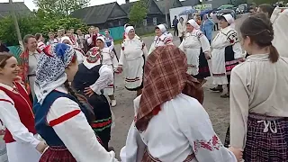 Карагод "Бабуся" ля клубу. Традыцыйны "Юраўскі карагод" у вёсцы Пагост (Жыткавіцкі р-н). 06.05.2024