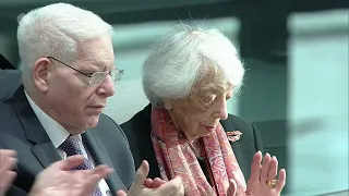 „BUNDESTAG: Emotionale Rede von Marcel Reif rührt Annalena Baerbock zu Tränen“😭