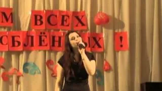 Поёт студия Каникулы! Музыка звучит.