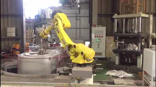 Robot move to pour alumminum melt for casting