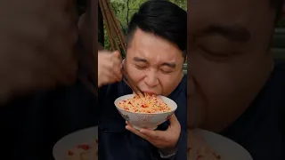 Chopped Chili Sauce Mixed With Rice, Different People Eat Differently! | Three Losers