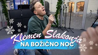 Klemen Slakonja imitiral glasove znanih slovenskih pevcev in navdušil s pesmijo Na božično noč