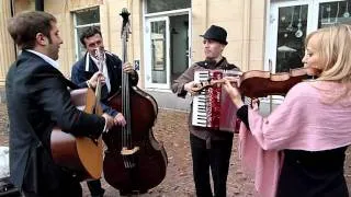 Globalization at its best with accordion, violin, double bass and guitar