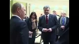 Путин почистил руки после рукопожатия с Порошенко